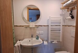 Haus Zaineck – Doppelzimmer mit Dusche/WC, Kühlschrank, Sat-TV