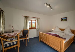 Möslerlehen – Doppelzimmer Nr. 4, 16 m², Dusche/WC, TV, W-LAN, Sitzecke, Nordseite, Obergeschoss