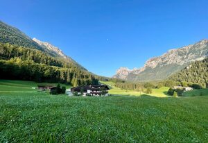Bergbauernhof Klauslehen – Doppelzimmer Etagendusche+WC/Balkon Nr. 7, Sitzgruppe, Dachgeschoss 13qm