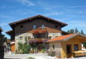 Ferienwohnungen Esterer – Ferienwohnung EG, 50 m², separates Schlafzimmer 2 Pers., Du/WC, Liegewiese