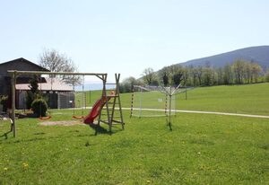 Ferienwohnungen Esterer – Ferienwohnung EG, 50 m², separates Schlafzimmer 2 Pers., Du/WC, Liegewiese