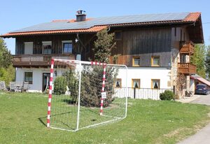 Ferienwohnungen Esterer – Ferienwohnung EG, 50 m², separates Schlafzimmer 2 Pers., Du/WC, Liegewiese