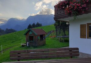 Klettnerlehen – Doppelzimmer 4, Dusche/WC/Balkon, TV, Sitzecke, Obergeschoss