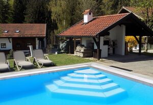 Wohnung mit möblierter Terrasse und Waldblick