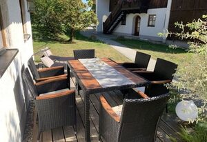 Wohnung mit möblierter Terrasse und Waldblick