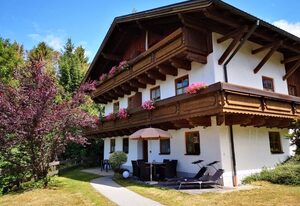 Wohnung mit möblierter Terrasse und Waldblick