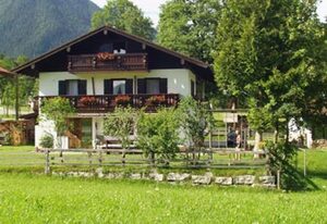Haus Bergnest – Ferienwohnung, 2 Personen, 40 qm, Dusche/WC, Balkon, TV, 1 Schlafzimmer und 1 Wohn-Schlafzimmer, Dachgeschoss/Mansarde