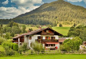 Haus Bergnest – Ferienwohnung, 2 Personen, 40 qm, Dusche/WC, Balkon, TV, 1 Schlafzimmer und 1 Wohn-Schlafzimmer, Dachgeschoss/Mansarde