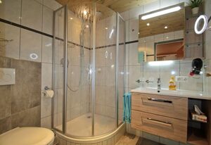 Haus Amort – Doppelzimmer, Dusche/WC/Balkon, TV, W-LAN, Radio, Haar Fön, Safe, Sitzecke, Obergeschoss
