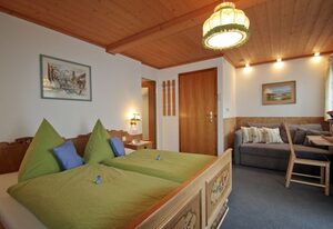 Haus Amort – Doppelzimmer, Dusche/WC/Balkon, TV, W-LAN, Radio, Haar Fön, Safe, Sitzecke, Obergeschoss