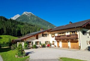 Ferienwohnungen Stocker – Ferienwohnung Stocker, 1-2 Personen, 50qm, Dusche/WC, Südbalkon, TV, 1 Schlafzimmer, Dachgeschoss, Allergikerwohnung