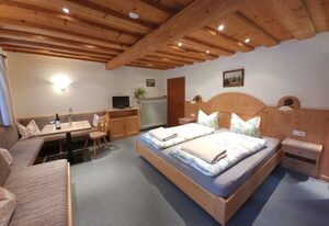 Leyererhof – Doppelzimmer Nr. 4, Dusche/WC, Südbalkon, TV, Sitzgelegenheit, Obergeschoss