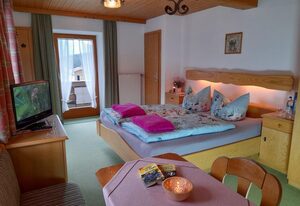 Leyererhof – Doppelzimmer Nr. 4, Dusche/WC, Südbalkon, TV, Sitzgelegenheit, Obergeschoss