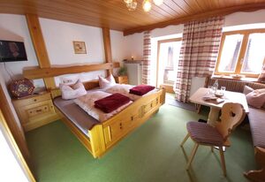 Leyererhof – Doppelzimmer Nr. 4, Dusche/WC, Südbalkon, TV, Sitzgelegenheit, Obergeschoss