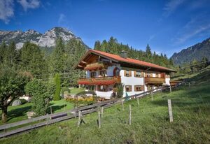 Haus Almfrieden – Doppelzimmer Hochkalter, Dusche/WC/Balkon, TV, Radio, Sitzecke, Dachgeschoss