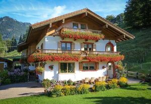 Haus Almfrieden – Doppelzimmer Hochkalter, Dusche/WC/Balkon, TV, Radio, Sitzecke, Dachgeschoss