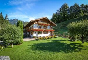 Haus Almfrieden – Doppelzimmer Hochkalter, Dusche/WC/Balkon, TV, Radio, Sitzecke, Dachgeschoss