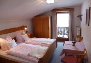 Bergbauernhof Grubenlehen – Doppelzimmer Nr. 2, Dusche/WC/Balkon, TV, Sitzecke, Nichtraucher, Dachgeschoss