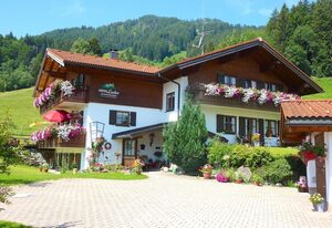 Landhaus Lacher – Ferienwohnung 1 - Wohn-/Schlafraum mit Terrasse