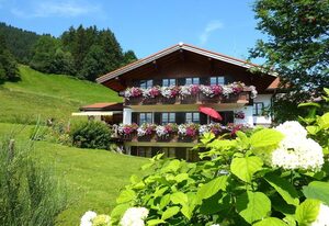 Landhaus Lacher – Ferienwohnung 1 - Wohn-/Schlafraum mit Terrasse