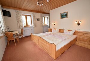 Haus Brandl – Doppelzimmer Nr. 1, für 2 Personen mit Dusche/WC/Balkon, Obergeschoss