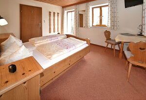 Haus Brandl – Doppelzimmer Nr. 1, für 2 Personen mit Dusche/WC/Balkon, Obergeschoss