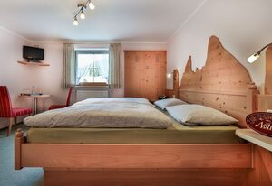 Haus Wiesenrand Kurz – Doppelzimmer Alpenveilchen, mit Dusche und WC