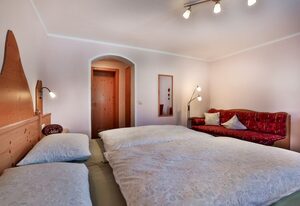 Haus Wiesenrand Kurz – Doppelzimmer Alpenveilchen, mit Dusche und WC