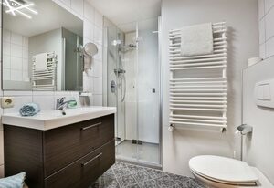 Haus Wiesenrand Kurz – Doppelzimmer Alpenveilchen, mit Dusche und WC
