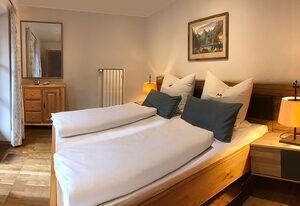 Landhaus Hocheck Ferienwohnungen – Ferienwohnung Nr. 2, 1-2 Pers., 48 qm, Dusche/WC, Nord-Ost-Balkon, TV, 1 Schlafzimmer + Wohnschlafzimmer, neue Wohnküche