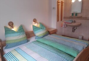 Haus Widlbrand – Doppelzimmer Schönfeldspitze mit Balkon, Dusche und WC auf der Etage zur Alleinbenutzung