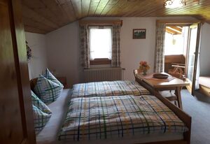 Haus Widlbrand – Doppelzimmer Schönfeldspitze mit Balkon, Dusche und WC auf der Etage zur Alleinbenutzung