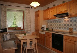 Haus Auzinger – Ferienwohnung 1-4 Personen, 75qm, 2 Schlafzimmer, Küche mit Essecke, Balkon