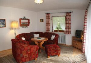 Haus Auzinger – Ferienwohnung 1-4 Personen, 75qm, 2 Schlafzimmer, Küche mit Essecke, Balkon