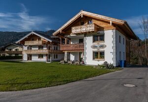 Ferienwohnungen Löslerfreud – Ferienwohnung Untersberg, 78 qm, 2 separate Schlafzimmer, Wohn- Essbereich, Bad mit Badewanne, Südbalkon