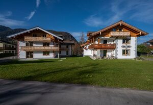 Ferienwohnungen Löslerfreud – Ferienwohnung Untersberg, 78 qm, 2 separate Schlafzimmer, Wohn- Essbereich, Bad mit Badewanne, Südbalkon
