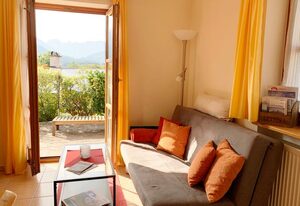 Landhaus Watzmann – Ferienwohnung Untersberg, 2  Personen, 44 qm, 1 Schlafzimmer, Wohn- Esszimmer mit Küchenzeile und Eckbank, Terrasse