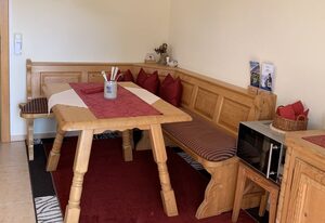 Landhaus Watzmann – Ferienwohnung Untersberg, 2  Personen, 44 qm, 1 Schlafzimmer, Wohn- Esszimmer mit Küchenzeile und Eckbank, Terrasse