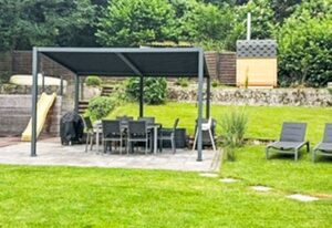 Familie Zinser mit Gartensauna