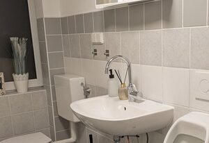 Ferienwohnung Orange 1.OG Kassel: 1-4 Betten | Zentral & Ruhig | 3 Min. zur Tram und Zug