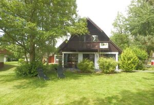 mit Grill, Terrasse und Garten