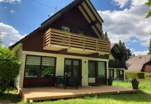 Idyllisches Ferienhaus mit Balkon und Garten