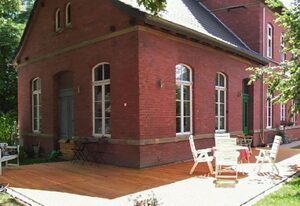 Bahnhof Droyßig - Übernachten im Denkmal – Bahnhäuschen mit Dusche, Bad und WC