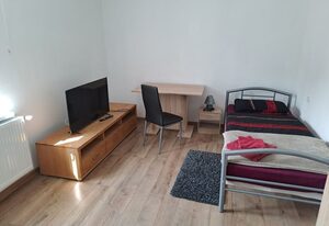 Voll ausgestattete Monteur- Ferienwohnung direkt an der Raffinerie Leuna in einer Villa mit kleinem Balkon