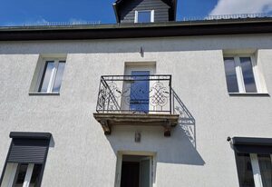 Voll ausgestattete Monteur- Ferienwohnung direkt an der Raffinerie Leuna in einer Villa mit kleinem Balkon