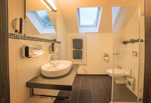 Kulturscheune Schilde – Doppel-/Zweibettzimmer mit Bad und Gartenblick