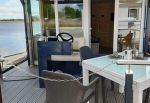 Traumhaus auf dem Wasser – Modernisiertes Hausboot 13 x 4 m