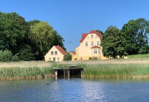 Ferienwohnung 1 direkt am Wasser im Gut Grubnow Rügen