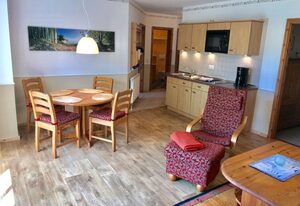 Ein Steinwurf zum Ostseestrand: Ferienwohnung Martha mit Terrasse