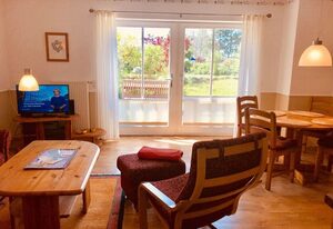 Ein Steinwurf zum Ostseestrand: Ferienwohnung Martha mit Terrasse